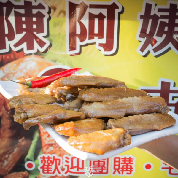 百貨櫃姐最愛訂購的『陳阿姨古早味糖燻滷味』在安平平通路上擺攤囉 - 老莫 Say台南