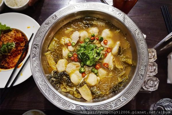 台北中正區｜瓦法奇朵 Waffogato，夏天就要吃酸酸辣辣的食物，正宗四川菜買一送一價錢可愛又超級好吃(附菜單)！