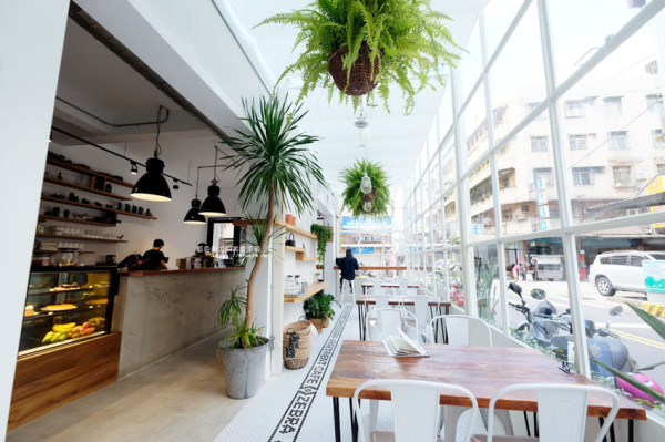 台中西區│斑馬公寓咖啡-白色唯美、綠意點綴視覺系玻璃屋，還有網美必拍斑馬打卡牆喔 - 藍色起士的美食主義