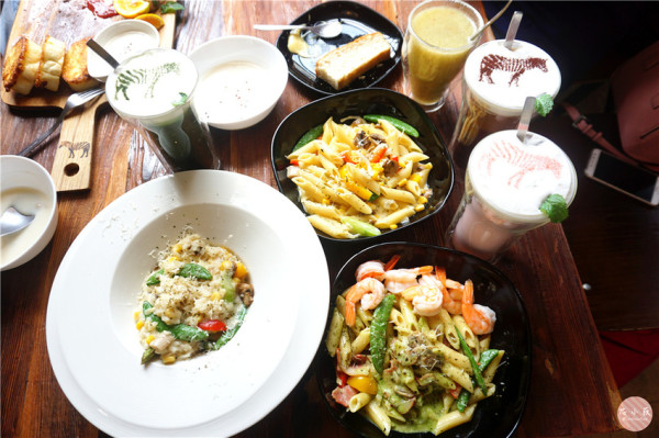 Zebra Apartment Cafe 斑馬公寓咖啡。台中西區絕美夢幻玻璃屋餐廳，斑馬主題造型咖啡廳!