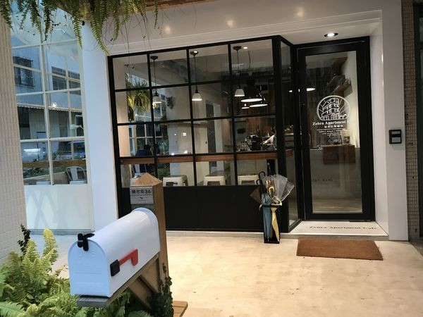 ［台中西區］Zebra Apartment Cafe 斑馬公寓咖啡~有質感的玻璃採光咖啡廳，二樓環境寬敞超適合拍照