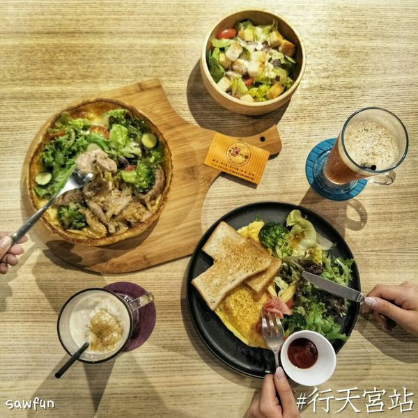 遇fun胃_臭豬吃樂||台北美食||行天宮早午餐||一起當小豬 吃特別Q彈口感布丁捲 搭配愛的酥脆自創蘋果派