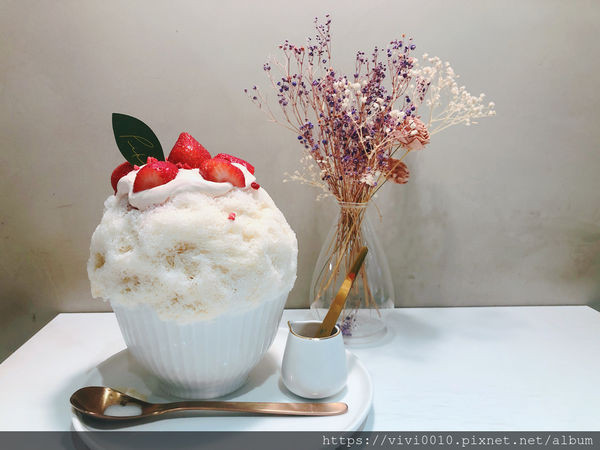 圓圓家愛吃貨-《台北中山》網美瘋IG打卡聖地，酸甜草莓好滋味，初戀好味道