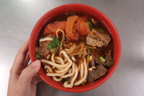 【新莊美食】手工刀削麵|在地人一訪再訪的麵食館，手工捲餅現點現桿太好吃啦~牛肉麵還有三種麵條任意搭配!福壽街必吃/新莊小吃@鮪魚的奶奶