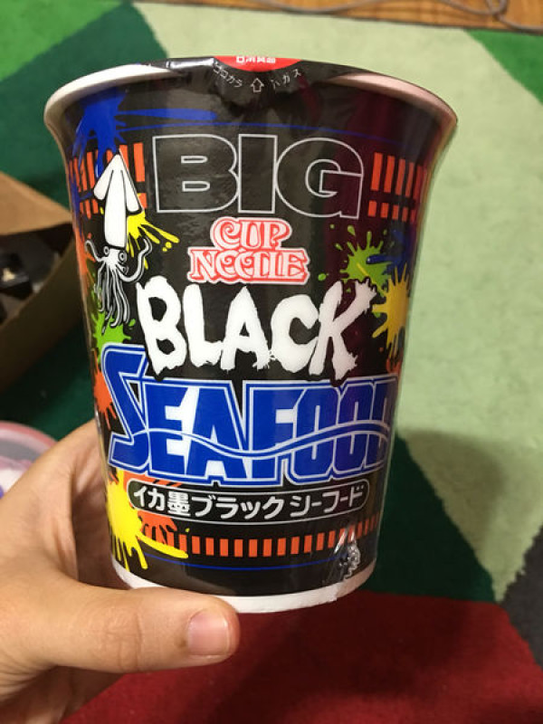 ［開箱文🎉］日清BIG杯麵-海鮮味🦑（墨汁風味？！）