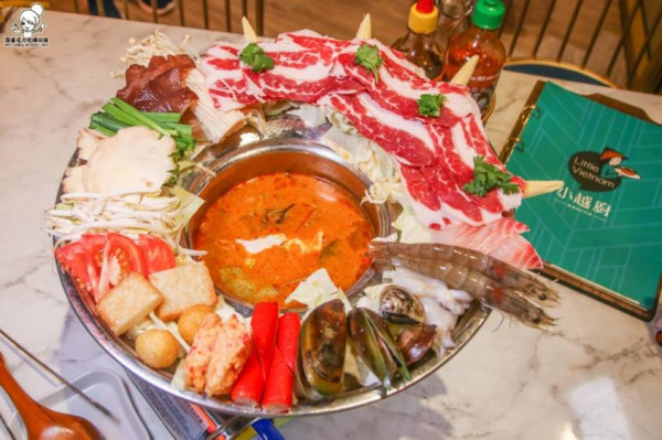 獨特創新爽口開胃的越南風味美食就在小越廚，酸辣開胃之海陸帽子推推鍋 - 跟著尼力吃喝玩樂＆親子生活