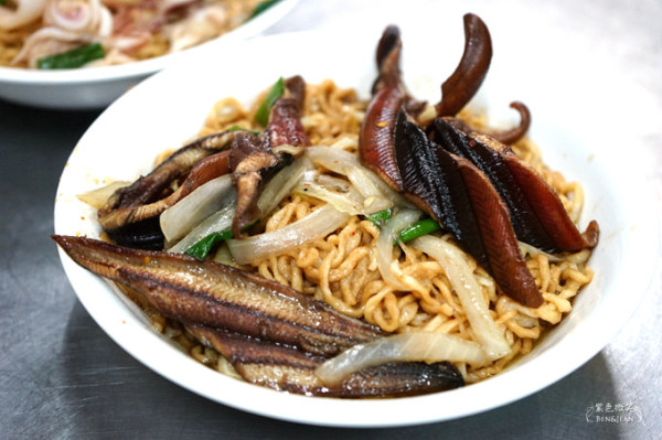 眼鏡仔膳魚意麵▋台南市小吃~膳魚爽脆彈牙，微酸甜滋味好誘人，價位合理又大碗