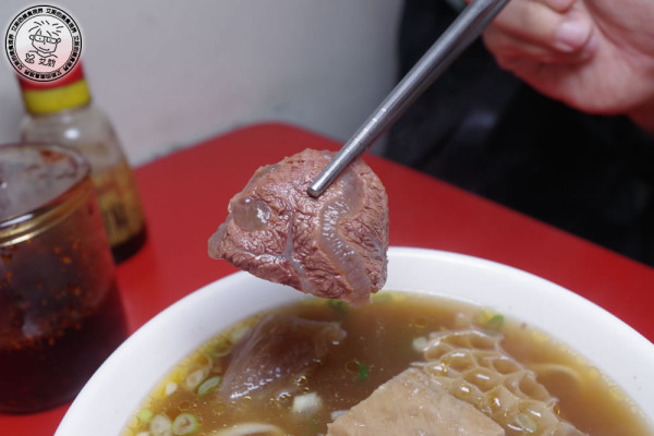 隱藏在南京三民捷運站附近武昌市場裡的好吃牛肉麵．不論是牛腱、牛筋、牛肚都是上上之選．良友牛肉麵館