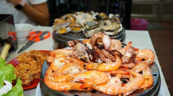 [台南美食] 二月牌沙茶爐(原双月牌)-超新鮮蒸籠海鮮鍋 / 台南海鮮塔 / 台南餐廳