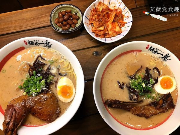 【台中北區】宵夜文深夜勿看，保證讓你肚子咕嚕叫!夜晚坐在路邊來碗內有大雞腿排或豬肋排的拉麵，超享受的 || 麵屋一龍 育德店