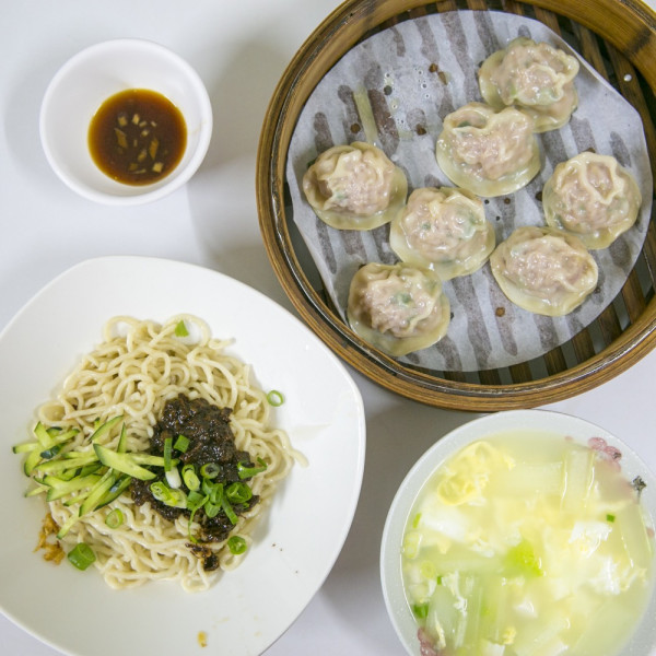 嘉讚外省麵｜湖南家鄉菜搬到台灣來，嫁一個台灣丈夫，做一手好菜～ · 算命的說我很愛吃