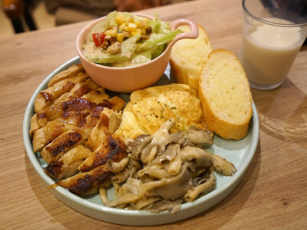 [食記] 新竹。H Cafe。豐盛的套餐拼盤早午餐!服務好、CP值很高的工業風咖啡店!
