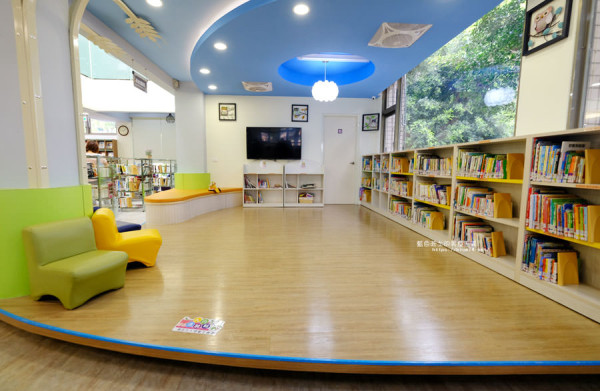 台中大雅│大雅圖書館-空間大改造的20年圖書館.大片玻璃有著大雅國小的綠意與充足光線 - 藍色起士的美食主義