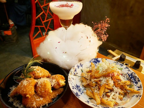 瑰秘餐酒館-台北六張犁站餐酒館  濃濃中國風裝潢超有特色  酒品外型搶眼  IG打卡超吸睛  餐點夠水準  搭著酒享受愉快夜晚              