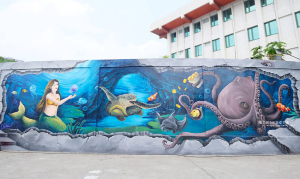 台中梧棲│台電梧棲服務所彩繪牆-梧棲全新海洋風3D彩繪牆.美人魚.小白鯨悠遊其中 - 藍色起士的美食主義