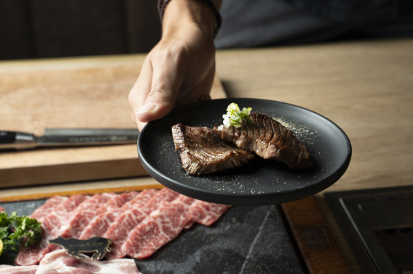 高雄，新興區｜癮燒精肉酒舖｜尋味和牛燒肉饗宴，在夜幕降臨時分，一處獨特的秘境亮起弦月般的光，讓尋肉的原點者為之驚嘆