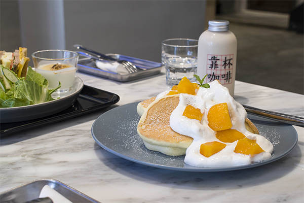 高雄，楠梓區 | 靠杯咖啡 Kao Cup Coffee | 灰色空間的純粹調性咖啡廳