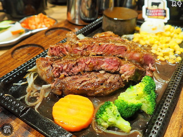  黑牛炭火岩燒牛排，炭烤香氣逼人，牛肉多汁又香甜~自助吧羅宋湯好多牛肉塊記得多喝幾碗～        
      