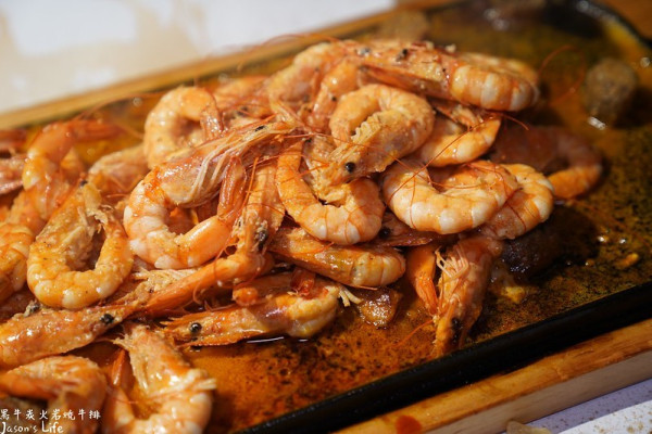 【台中西屯│美食】黑牛炭火岩燒牛排。299元排餐享用無限量冰淇淋、巧克力噴泉、爆米花、飲品，50隻甜蝦讓你吃到爽