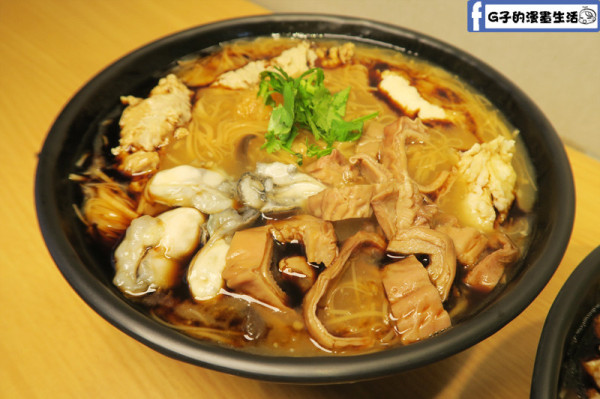 大安站小吃-万家紅麵線,東石蚵仔.大腸頭.花枝羹.肉羹4樣料讓你一碗滿足/有冷氣/台灣小吃店/蚵仔麵線/巷弄美食