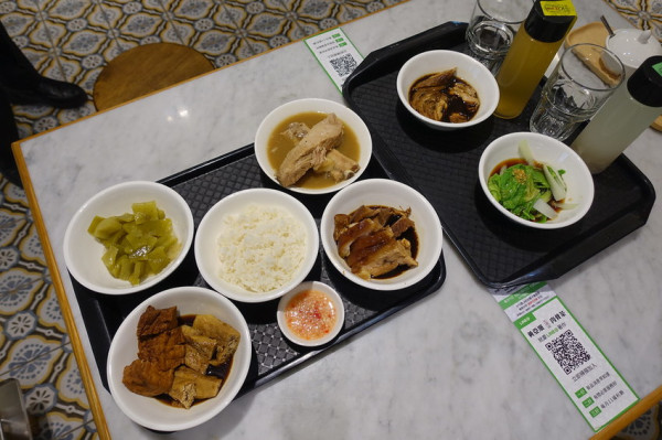 (胖樺食記)信義區推薦美食「黃亞細肉骨茶 台北三越信義店」/來自新加坡的道地肉骨茶/市政府站美食/中山站/湯無限續不收服務費