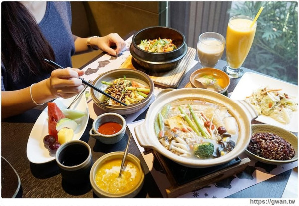 台中15年蔬食老店，一餐吃入50種蔬果，平日用餐時間人潮滿滿 