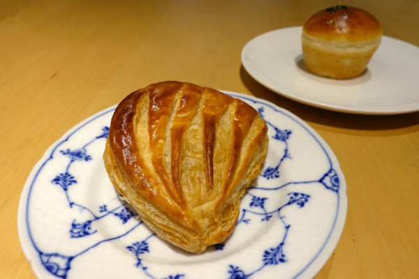 [食記] 新竹 依日烘焙。早上七點就開始的烘焙咖啡店!蘋果派、紅豆麵包非常推薦!
