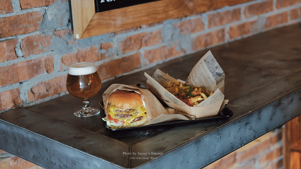 臺虎精釀STACKS 啜飲室台中 // 夏天就該大放縱！美式漢堡搭配一杯啤酒，炎炎夏日別管熱量，讓我們一起享受生活吧 ♪ 台中美式漢堡、台中啤酒餐廳推薦