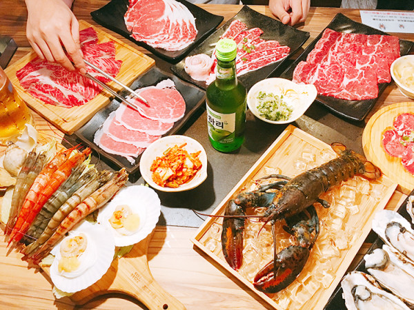 戰醬燒肉 公館吃到飽 碳火燒肉  和牛無極限  生蠔 龍蝦超澎派 好料滿滿大胃王也吃到撐