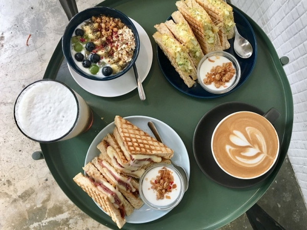 【台北｜芝山站】Caffe Ruelle 巷子咖啡館＿溢出來的奶油白起司與粉紅色牛肉好療愈＿讓人有置身於歐洲街頭的錯覺