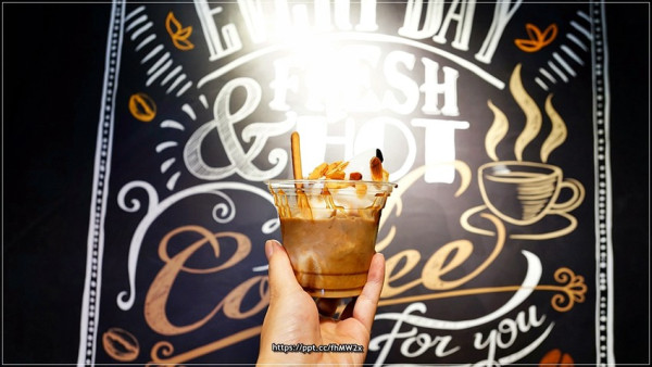 【東區飲料】藏cafe／忠孝敦化站～自創品牌的飲料店，精選綜合義式豆，只要銅板價格，就能喝的到，霜淇淋／熱壓吐司／茶拿鐵都是必點款