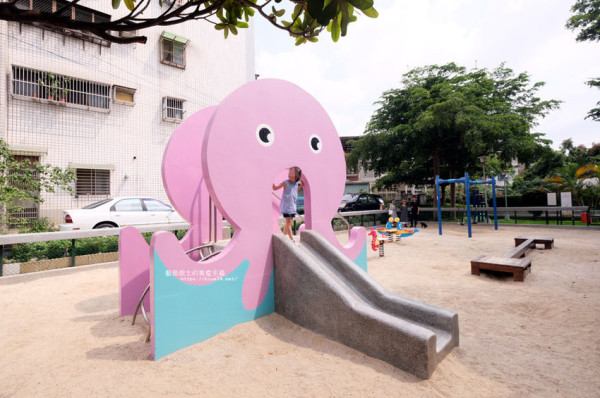 台中太平│新坪公園-有好拍又可愛粉紅章魚溜滑梯、沙坑、搖搖馬和盪鞦韆 - 藍色起士的美食主義