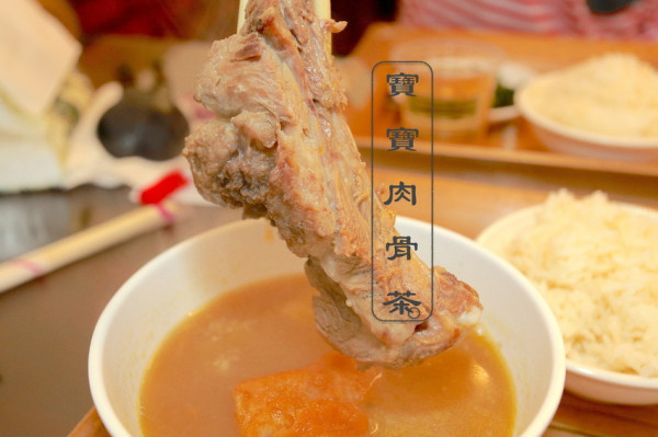 吃。高雄｜新興區，專賣豬肋排肉骨茶、溫體牛肉及涮涮鍋「寶寶豬肋排肉骨茶」。