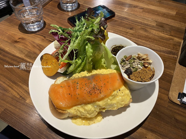 台北排隊早午餐Daylight光合箱子/ 捷運「市政府站」信義誠品店