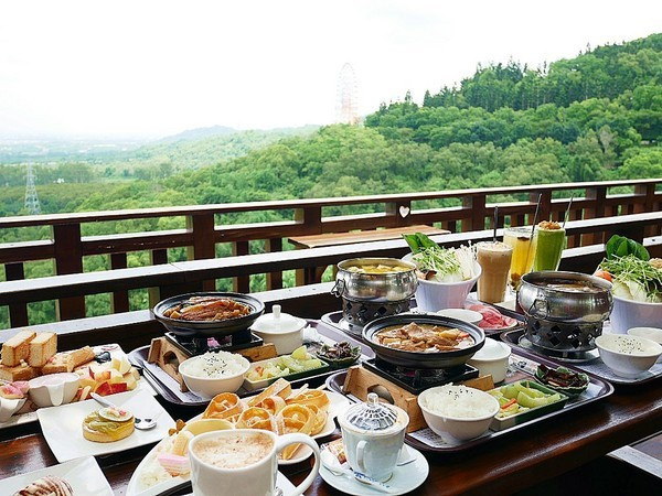 慈園茄苳木棧咖啡館-雲林古坑複合式景觀餐廳  近劍湖山世界  坐著用餐就能看見繽紛摩天輪與一片綠意相對照  假日放鬆的好去處              