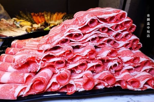 中和火鍋 ▶ 金鍋盃中和店 ▶ 四號公園旁超霸氣火鍋! 好浮誇的50盎司雪花牛 青菜無限續 18種湯底任你選! #永安市場站美食