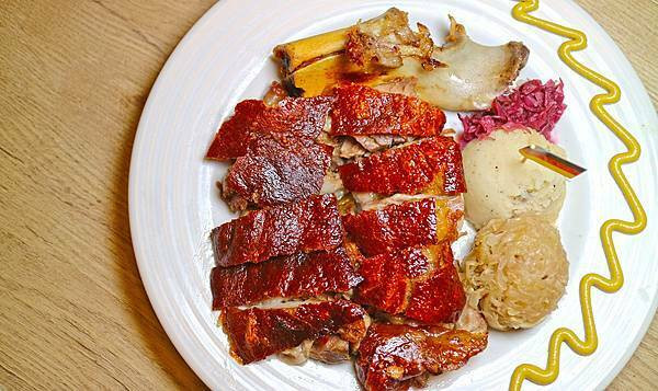 【台北.德式】德國料理不得了！脆皮豬腳必吃經典，奶汁小羊膝超搶戲