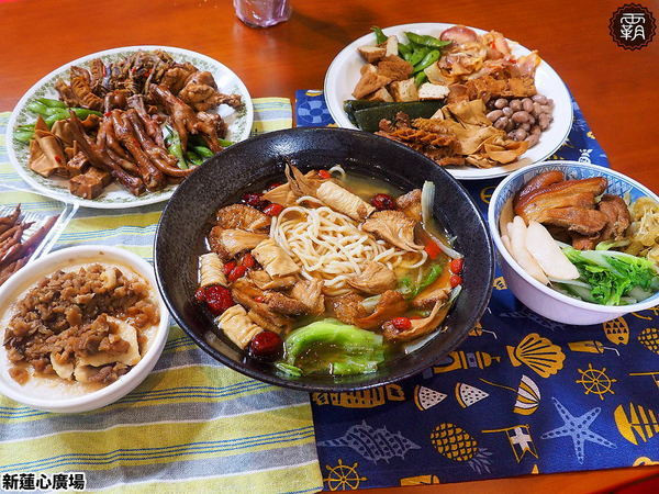  東海蓮心冰雞爪凍新據點，新蓮心廣場有麵食、米飯，寬敞空間方便停車，還有私人收藏木雕可以欣賞！        
      