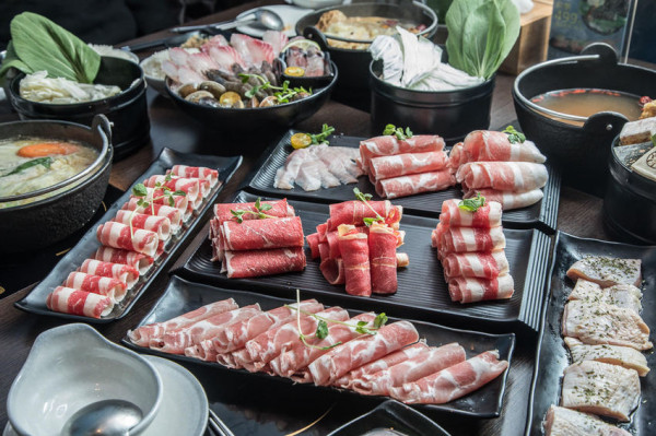 [新北樹林]三峽火鍋推薦，平價鍋物好選擇，肉鬼控的天堂！滾吧 Qunba 鍋物 (北大店) - 大手牽小手。玩樂趣