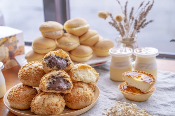 新竹甜點 豐 蛋糕咖啡烘焙館｜爆漿內餡泡芙搭配菠羅外殼 內用免費黑咖啡＝不想回家 · 算命的說我很愛吃