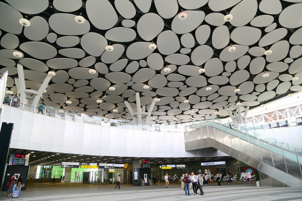 高雄車站。新站已開始啟用。雲朵天花板。快來拍照快來打卡