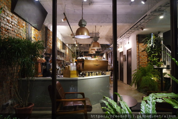 Modism Café 松江南京店｜光影綠意夜美工業風咖啡館【台北市】