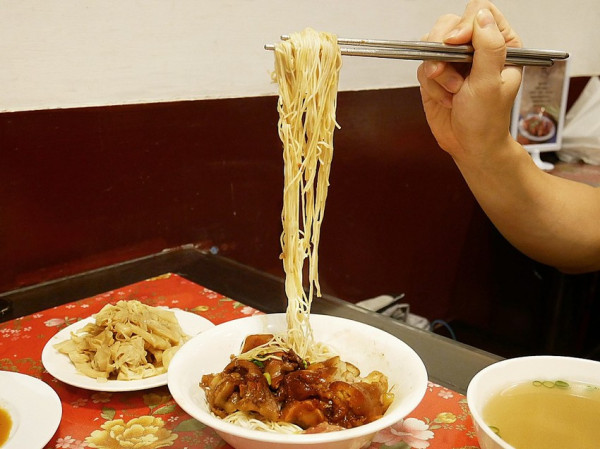 富鼎旺豬腳(中正店)-台中中區知名豬腳店  用餐時間人潮絡繹不絕  想吃記得提早來排隊              