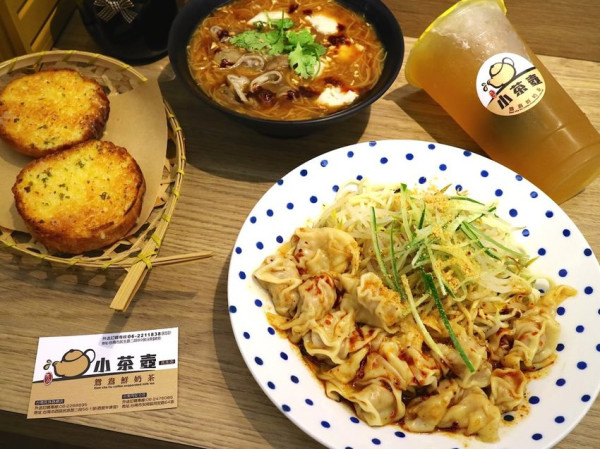 小茶壺鴛鴦鮮奶茶民生店：全台首創『紅油炒手涼麵』，熱燙燙的紅油炒手＋冰涼爽口的涼麵，迸出冷熱新滋味 - 進食的巨鼠