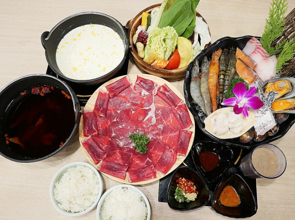 想想鍋物-台中新開幕火鍋  西屯東興路上最耀眼的一家店  店內提供火鍋也販售藥膳食補  一起來品嚐霸氣海陸拼盤              