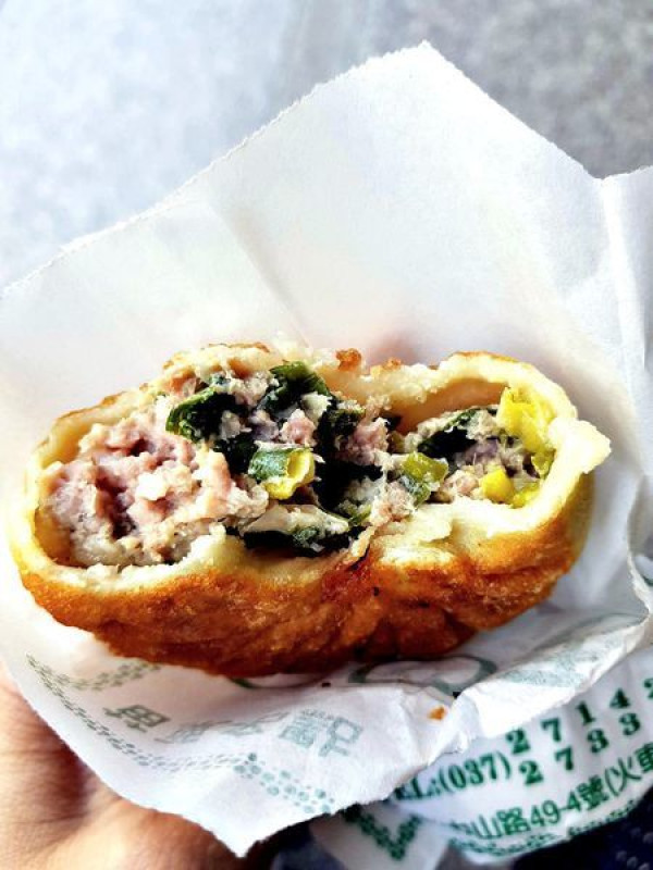 [食記]苗栗縣頭份市 <苗栗名點> 一口香餡餅頭份店~ 下午肚子餓的好點心~ 自由時報新聞介紹之2019食記~豬肉餡餅口味~