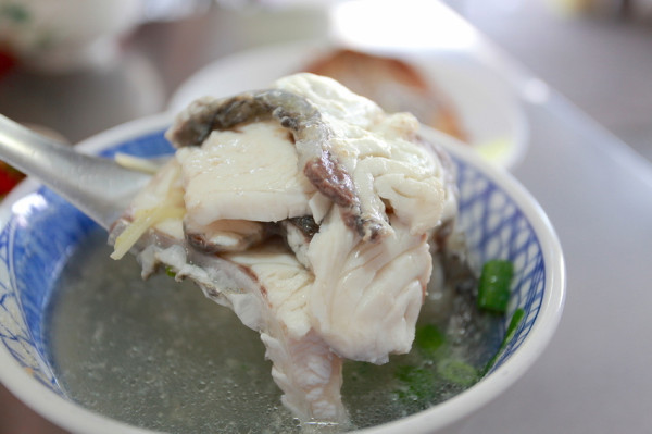 吃。台南|永康區｜美味超值的海鱸魚湯，值得樂天小高推薦「永大魚肚湯」。