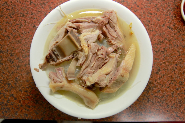 吃。高雄|岡山區。食尚玩家介紹過，用餐時段人潮滿滿「第一鴨肉冬粉」。