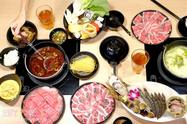 在禪風又大器的裝潢裡吃涮涮鍋都氣質起來惹～看到綠色湯頭上桌別嚇歪！第一次把手工義大利麵加進火鍋裡也好好吃，11月底前85折不收服務費喔！