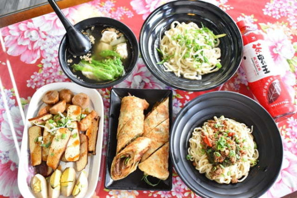 大里平價美食推薦。#鮮見麵。堅持現點現做的餅食，（小籠包、捲餅、餡餅），Q彈帶勁。簡單的麵條加上蔥花與豬油拌麵，就能讓人吃的津津有味